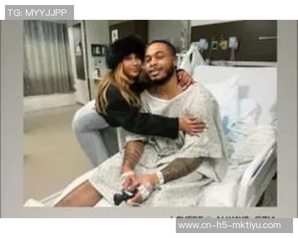 惠特摩尔身穿病号服与女友合照因血栓无限期缺阵与文班同款伤病相似